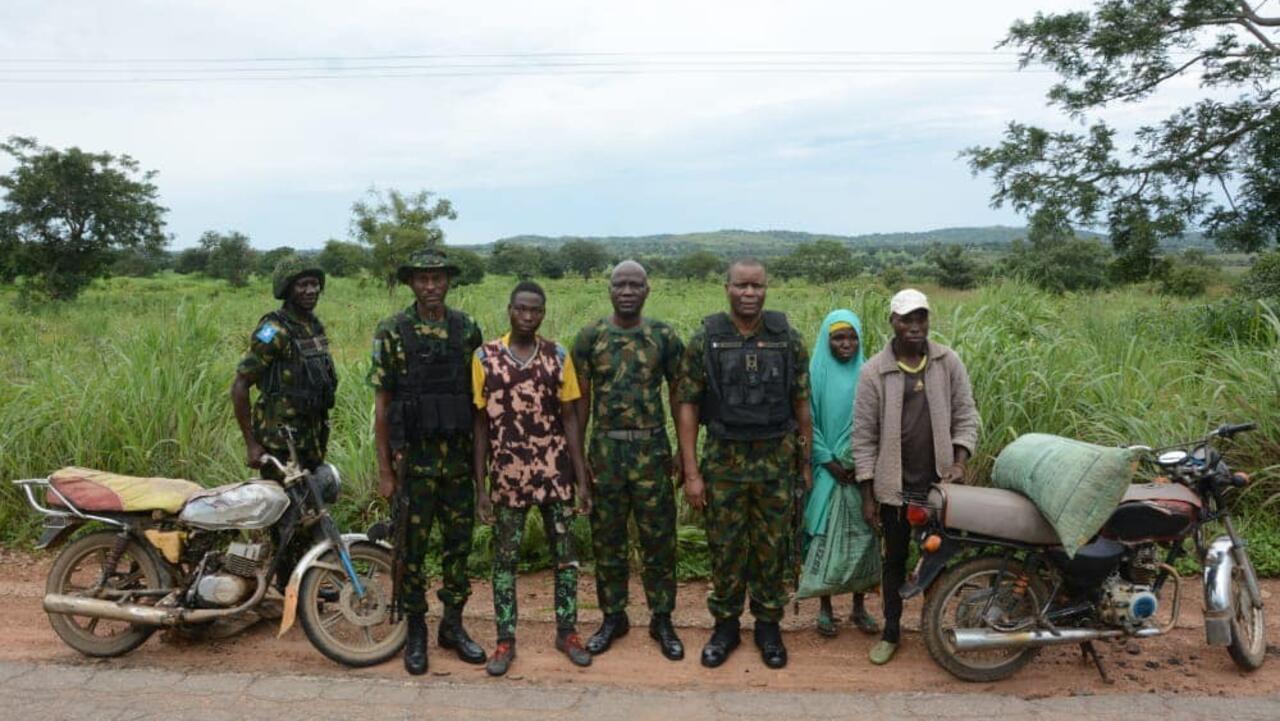 Nudistlarning fotosuratlari va videolari Jinsiy külotlu erotik fotosuratlar